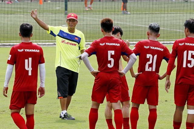 “HLV ngoại vẫn là lựa chọn tốt hơn cho đội tuyển Việt Nam” - 1
HLV Mai Đức Chung trong buổi tập của đội tuyển Việt Nam chiều 1/9