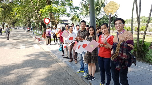 Du khách và người dân Huế háo hức đón Nhật hoàng vào thăm Hoàng Cung Huế - 1 Du khách và người dân Huế vẫy cờ 2 nước đón Nhật hoàng ở lối vào Hoàng Cung Huế đường 23 tháng 8