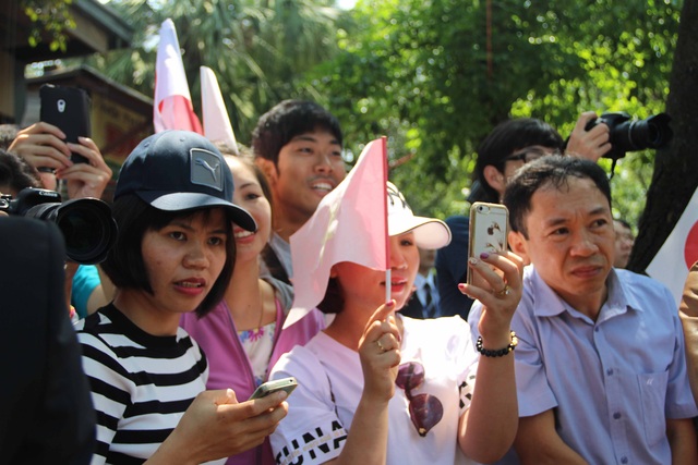 Du khách và người dân Huế háo hức đón Nhật hoàng vào thăm Hoàng Cung Huế - 5 Những gương mặt háo hức của hàng ngàn người tại Huế