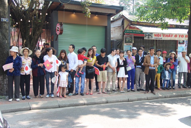 Du khách và người dân Huế háo hức đón Nhật hoàng vào thăm Hoàng Cung Huế - 6 Mọi người đứng cả mấy tiếng đồng hồ để chờ đợi