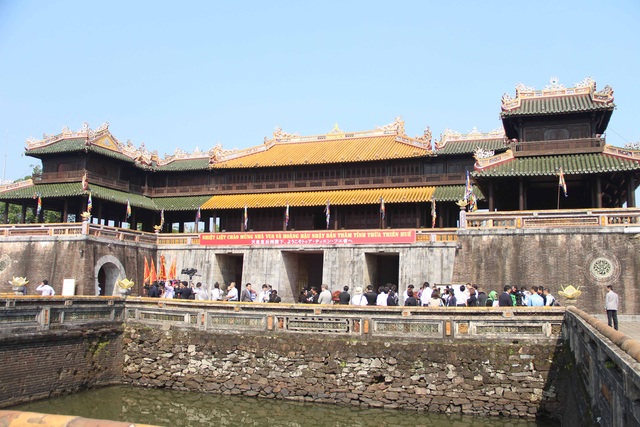 Du khách và người dân Huế háo hức đón Nhật hoàng vào thăm Hoàng Cung Huế - 3 Toàn cảnh Hoàng Cung - Đại Nội Huế vào sáng 4/3 trong chuyến viếng thăm của Nhật hoàng