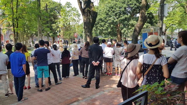 Người dân đứng ven đường Đoàn Thị Điểm để chờ đón Nhật hoàng và Hoàng hậu thăm Hoàng Cung Huế ra về