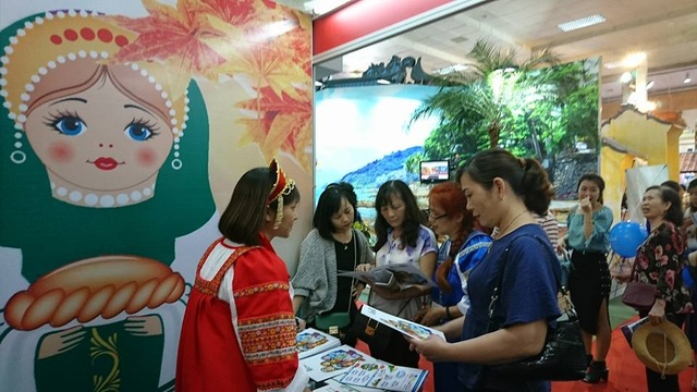 “Săn” 20.000 tour giá rẻ, vé máy bay “0 đồng” tại hội chợ VITM 2017 - 1
Rất nhiều khách quan tâm đến tour Nga.
