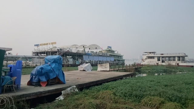 Nguy cơ phá sản, các chủ nhà nổi, du thuyền Hồ Tây xin hỗ trợ di dời - 2 Chủ nhà nổi, du thuyền Hồ Tây kiến nghị hỗ trợ chi phí di dời bởi họ hoạt động tại đây cũng được cấp phép và đóng thuế đầy đủ (ảnh Trọng Trinh)