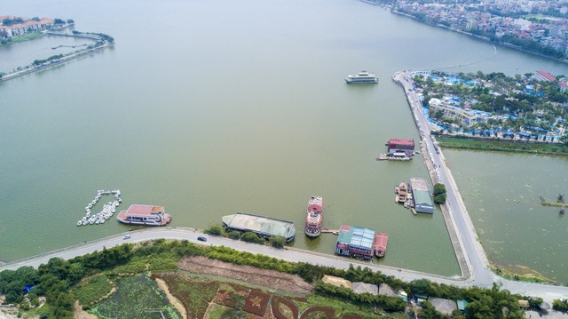 Tận mắt những du thuyền bạc tỷ hoang tàn ven hồ Tây - 3
Vị trí tập kết toàn bộ phương tiện thủy nội địa là Đầm Bảy (phường Nhật Tân).