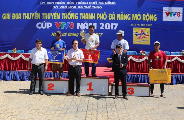 Sôi nổi giải đua thuyền mừng Quốc khánh 2/9 - 2
Ban tổ chức trao giải cho đội vô địch thuyền nam