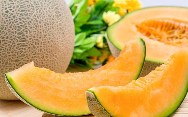 Dưa lưới Nhật đấu giá bằng chiếc ô tô, dân giàu Việt tranh nhau mua - 2 Loại dưa Yubari hiện đang được bán tại Việt Nam với giá khoảng 1,2-1,5 triệu đồng/quả
