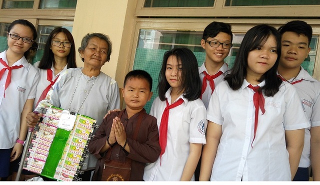 Học trò đưa bà bán vé số, chú thương binh vào... bài làm văn - 4 Câu chuyện của bà bán vé số Tô Thị Hồng Xứng, 63 tuổi xuất hiện trong dự án của các em thể hiện sống động qua hình ảnh, clip cũng như từng dòng nhật ký các em ghi lại.