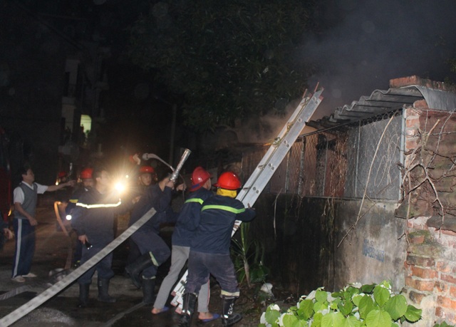 Nấu lại bánh chưng Tết, cụ ông suýt thiêu rụi nhà mình - 1
Cảnh sát PCCC tiếp cận hiện trường vụ cháy.