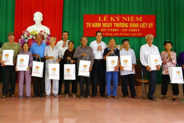 Trao 120 suất quà tới người có công với cách mạng xã Trực Khang, Nam Định - 1
Đoàn công tác Bộ LĐ-TB&XH tặng quà tới các đối tượng chính sách xã Trực Khang, Nam Định.