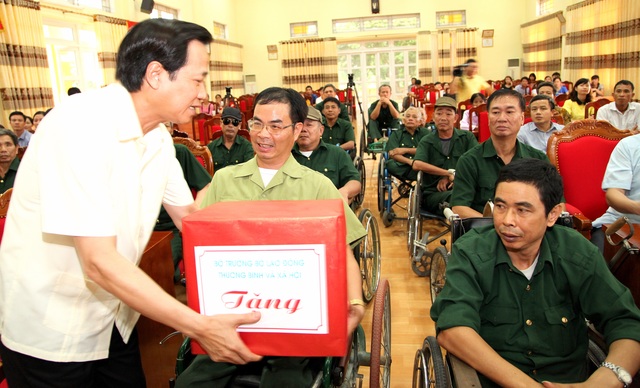 Bộ trưởng Đào Ngọc Dung: “Hạn chế lao động trung niên bị doanh nghiệp FDI loại bỏ” - 1
Bộ trưởng Đào Ngọc Dung thăm hỏi, tặng quà các thương binh tại Trung tâm Điều dưỡng thương binh tỉnh Phú Thọ.