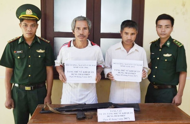 "Cựu quân nhân" dùng súng tiểu liên AK đi săn thú rừng - 1 Đối tượng Mai (trái) và Mạnh (phải) bị bắt giữ cùng khẩu súng AK và hộp tiếp đạn còn 5 viên