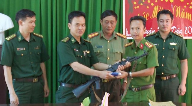 "Cựu quân nhân" dùng súng tiểu liên AK đi săn thú rừng - 4 Lực lượng Biên phòng Nhâm chuyển giao tang vật cho cấp trên xử lý