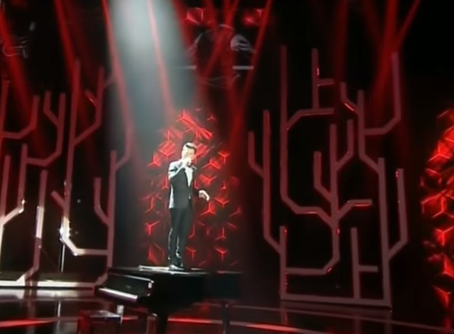 Hồ Trung Dũng phản hồi khi bị lên án việc đứng hát trên đàn piano - 1 Ca sĩ Hồ Trung Dũng khẳng định việc đứng trên cây đàn để hát trên thế giới đã có từ hàng chục năm trước và không có gì là mới mẽ để gây tranh cãi.