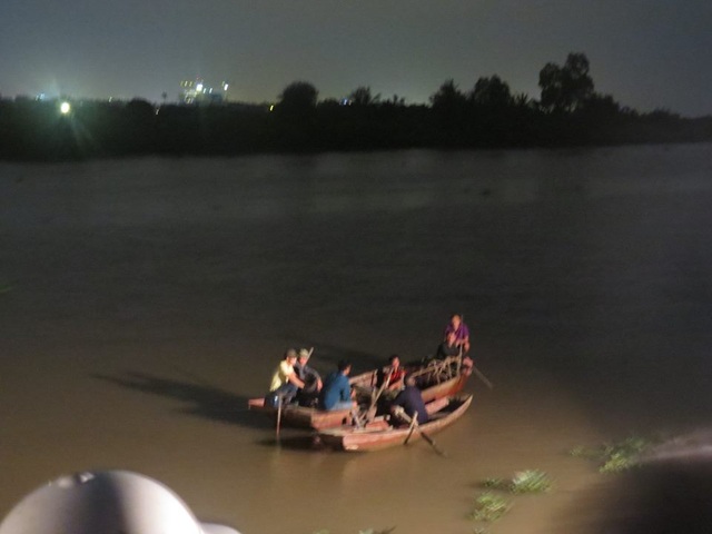 Hai học sinh lớp 8 chết đuối sau giờ học - 2
Lực lượng chức năng tổ chức tìm kiếm các nạn nhân.