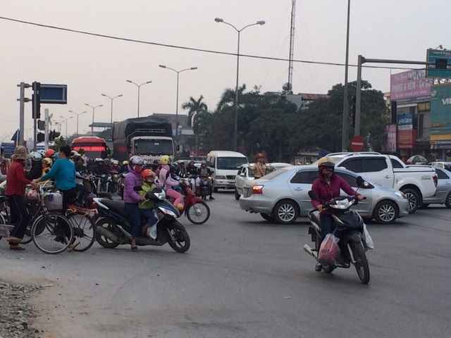 Cửa ngõ Hà Nội, Sài Gòn ùn tắc nghiêm trọng - 28
Ngã tư Trâu Quỳ 16h15, lực lượng CSGT đỡ vất vả hơn vài ngày trước