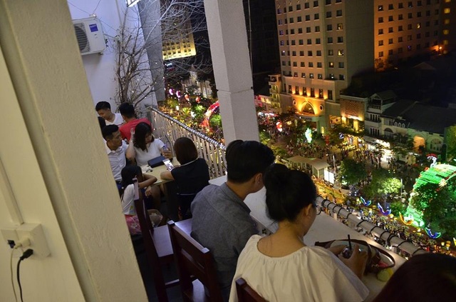 Người dân cả nước hân hoan trong phút giao thừa - 86
Đường hoa Nguyễn Huệ từ góc nhìn tại một quán cà phê trên cao ốc.