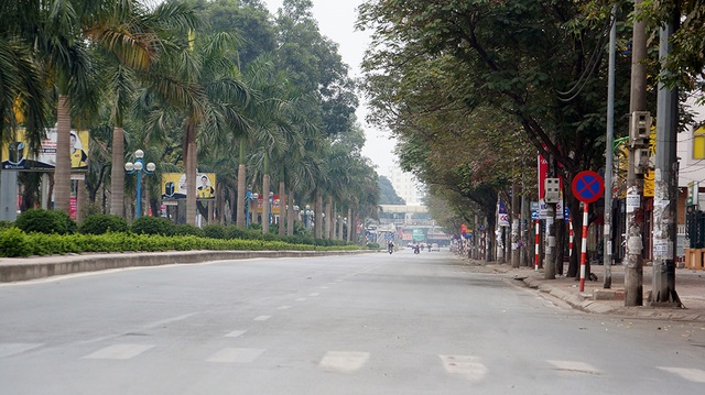 Đường phố Hà Nội thênh thang ngày mùng 1 Tết - 11 Mặt đường Hoàng Quốc Việt rộng thênh thang, vỉa hè thông thoáng. Đường phố được trang hoàng để chào đón năm mới.