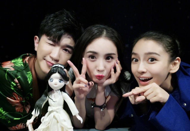 Dương Mịch đón sinh nhật lần thứ 31 bên Angelababy - 3
Agelababy gửi lời chúc mừng sinh nhật tới Dương Mịch trong ngày đặc biệt. Vợ của Huỳnh Hiểu Minh mong đàn chị ngày một thành công và xinh đẹp.