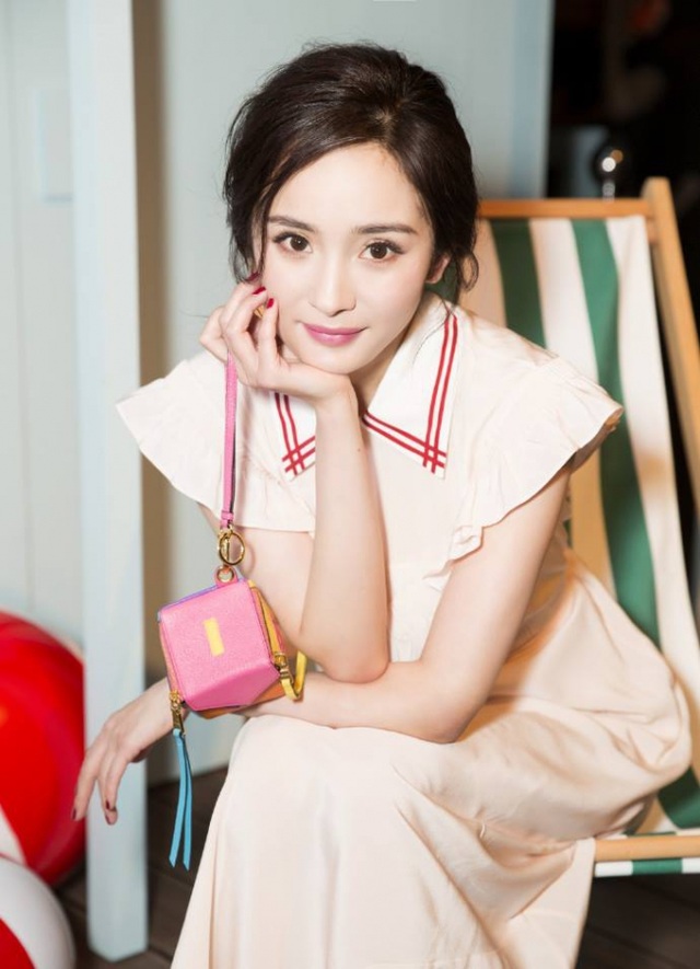 Dương Mịch đón sinh nhật lần thứ 31 bên Angelababy - 6
Dương Mịch đã hoạt động trong làng giải trí hơn chục năm qua và ngày càng nổi tiếng. Bên cạnh thành công và sự giàu có, cô cũng phải đối mặt với nhiều thị phi cũng như sự tẩy chay từ phía khán giả. Song, với nghị lực và sự kiên định, Dương Mịch vẫn nỗ lực khẳng định mình và làm việc chăm chỉ. Hiện cô đã vương lên vị trí một trong những nữ diễn viên quyền lực nhất xứ Trung Hoa.