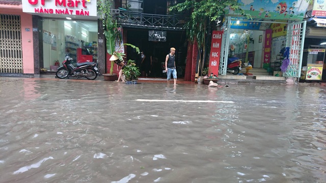 Hình ảnh người Hà Nội "vượt lũ" sau trận mưa như trút - 11 Hình ảnh người Hà Nội "vượt lũ" sau trận mưa như trút - 11