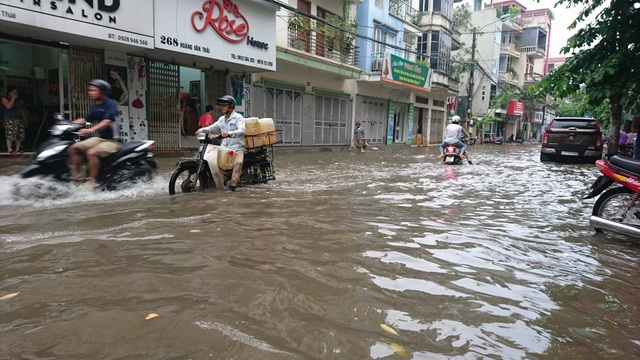 Hình ảnh người Hà Nội "vượt lũ" sau trận mưa như trút - 12 Hình ảnh người Hà Nội "vượt lũ" sau trận mưa như trút - 12