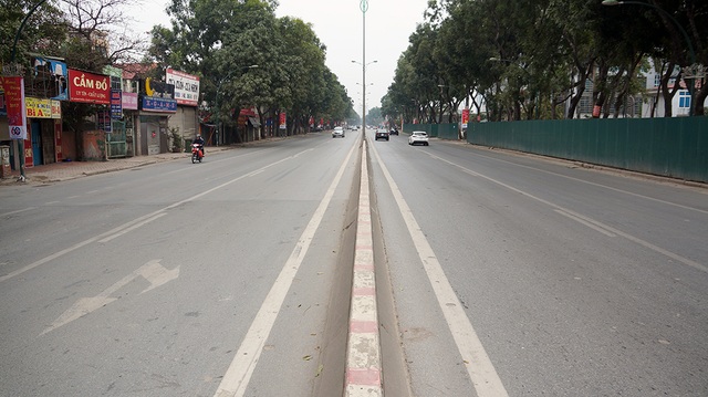 Đường phố Hà Nội thênh thang ngày mùng 1 Tết - 10
Đường Phạm Văn Đồng cửa ngõ ra vào của Thủ đô vào ngày thường luôn đông đúc các phương tiện di chuyển, trong ngày đầu năm mới cũng trở nên thưa thớt.