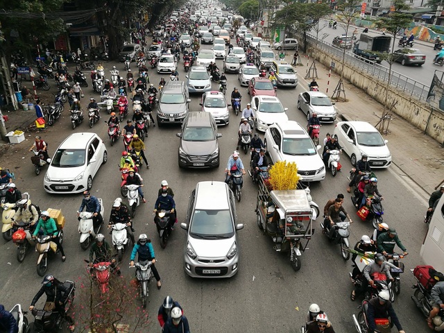 
Phương tiện ùn ùn trên đường Trần Quang Khải hướng ra khỏi thành phố.
