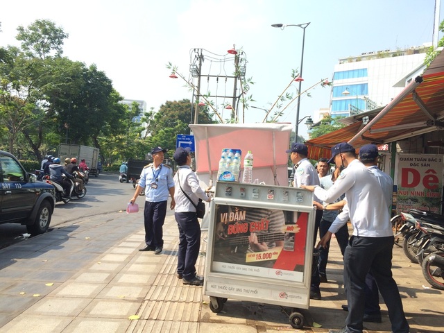 “Mềm mỏng” xử lý vi phạm vỉa hè - 3 Xử lý tủ bán thuốc lấn chiếm vỉa hè đường Trường Sơn