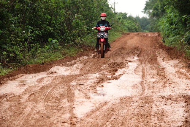 Quảng Trị: Người dân vã mồ hôi “đánh vật” với con đường… đau khổ! - 1 Người dân mỗi ngày phải đi lại trên tuyến đường lầy lội bùn đất
