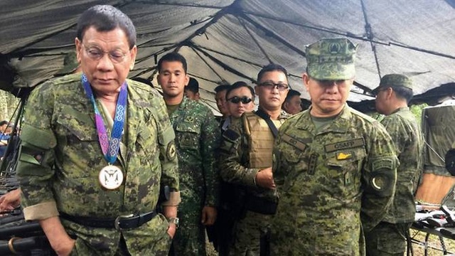 Tổng thống Philippines đích thân tới vùng chiến sự khích lệ binh sĩ - 1 Tổng thống Duterte (trái) tới thăm các binh sĩ tại Marawi (Ảnh: AFP)