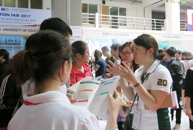 40 trường đại học tham gia Triển lãm Du học Đài Loan tại ĐH Duy Tân - 2
Đại diện các trường đại học ở Đài Loan giới thiệu, tư vấn kỹ lưỡng về các ngành đào tạo cũng như các suất học bổng du học Đài Loan đến các học sinh, sinh viên tham dự Triển lãm