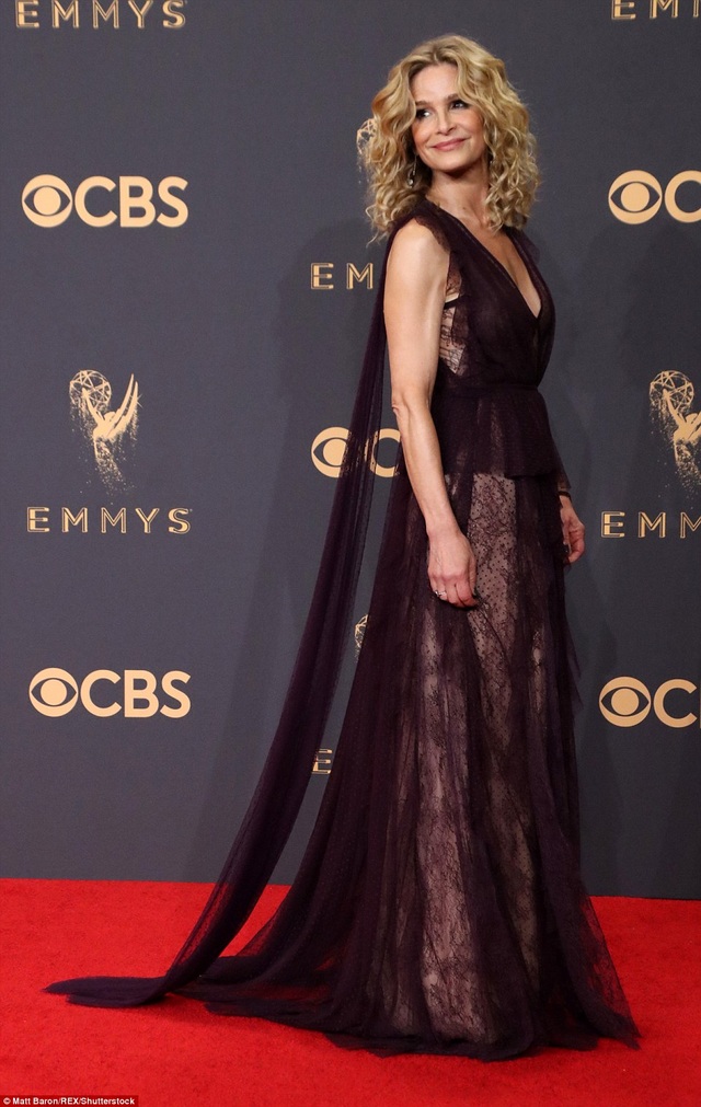 Những bộ cánh siêu xấu trên thảm đỏ lễ trao giải Emmy - 9
Kyra Sedgwick bị chê váy rườm rà