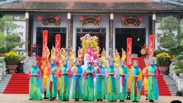 Huế: Hàng vạn người háo hức về khai hội đền Huyền Trân - 2 Huế: Hàng vạn người háo hức về khai hội đền Huyền Trân - 2