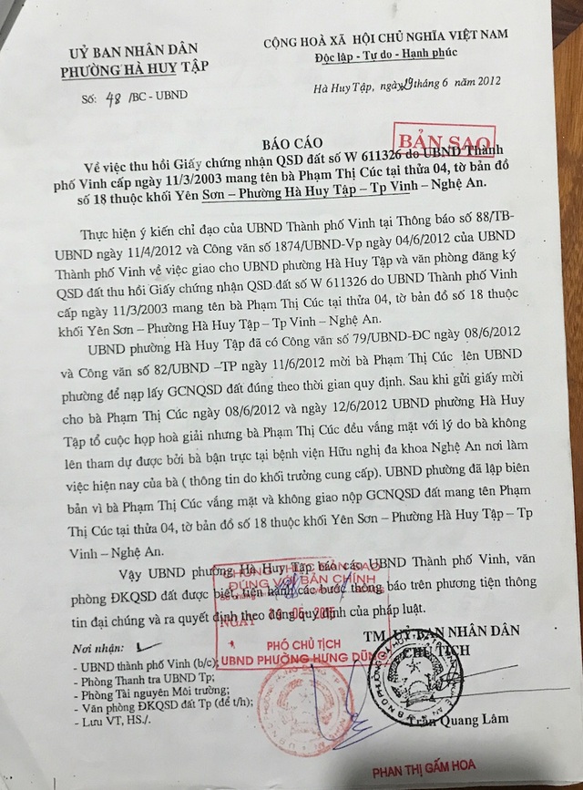 Hơn 13 năm, 10 phiên tòa mòn mỏi đi đòi một mảnh đất: Có bỏ lọt “tội phạm”? - 15 Đến ngày 29/6/2012, UBND phường Hà Huy Tập đã có báo cáo về việc thu hồi GCNQSDĐ số W611326 do UBND TP Vinh cấp ngày 11/3/2003 mang tên bà Phạm Thị Cúc tại thửa 04, tờ bản đồ số 18, thuộc khối Yên Sơn.