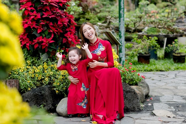 Elly Trần: “Nhất định không để các con mất Tết cổ truyền” - 10 Elly Trần: “Nhất định không để các con mất Tết cổ truyền” - 10