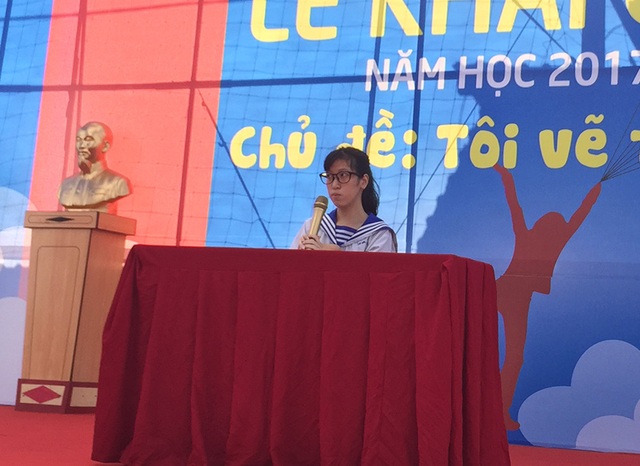 Xúc động với nguyện ước “vẽ tương lai” của nữ sinh khuyết tật trong lễ khai giảng - 1 Nữ sinh Nguyễn Du Hải Âu, học lớp 12A6 như một diễn giả chia sẻ về ước mơ của mình trong lễ khai giảng của trường THPT Nhân Việt