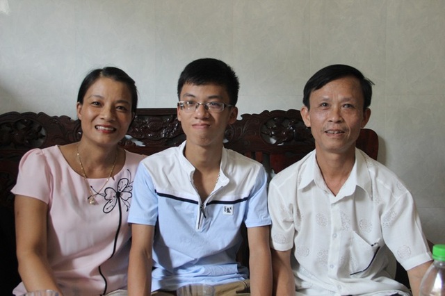 Đôi bạn cùng trường, chung ước mơ trở thành bác sĩ gặt hái điểm 10 - 1 Ba mẹ đều là giáo viên nên em Minh có được nền tảng giáo dục tốt