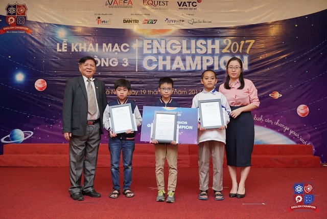 Vòng 3 English Champion 2017: Lạ lẫm, hồi hộp và cảm xúc - 1 PGS. TS. Trần Xuân Nhĩ, Trưởng ban tổ chức English Champion 2017 (bìa trái) và bà Nguyễn Thị An Quyên, Phó BTC khu vực miền Bắc (bìa phải) trao giải cho top 3 xuất sắc nhất vòng 3, khu vực miền Bắc.