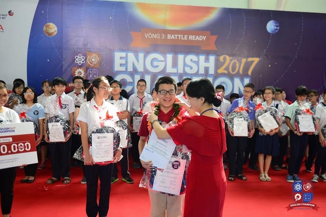 Vòng 3 English Champion 2017: Lạ lẫm, hồi hộp và cảm xúc - 2 Trao giải cho thí sinh giành giải nhất khối 7, vòng 3 English Champion 2017 khu vực miền Nam.