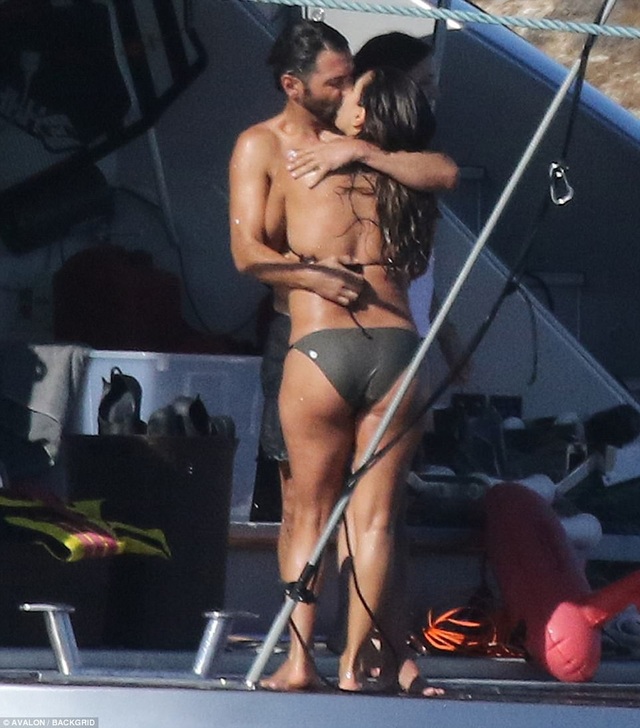 Eva Longoria lộ bụng tròn vo trên biển - 6
Người đẹp hài lòng với cuộc sống bên người chồng thứ 3 Jose Baston