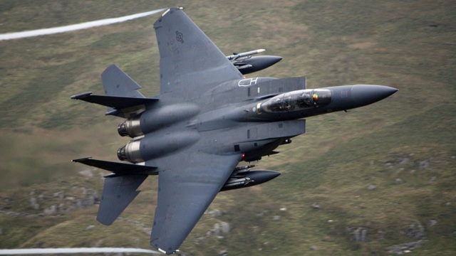 Mỹ điều 7 máy bay chiến đấu tới Baltic "nắn gân" Nga - 1 Máy bay F-15 của Mỹ (Ảnh: Youtube)