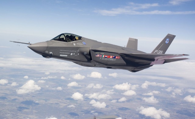 Thủ tướng Nhật cảm ơn ông Trump vì giúp hạ giá máy bay chiến đấu F-35 - 2 Máy bay F-35 Lightning II (Ảnh: NBC)