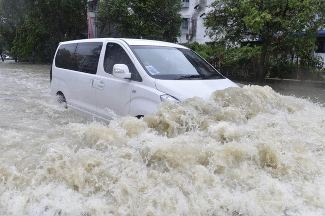 Malaysia: Xe bị ngập nước đổ về chật kín các gara ô tô - 2 Malaysia: Xe bị ngập nước đổ về chật kín các gara ô tô - 2