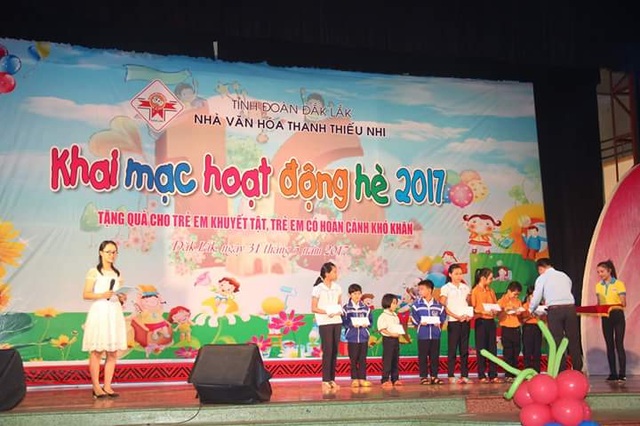 Đắk Lắk khai mạc hoạt động hè cho thiếu nhi - 2
Trao quà cho học sinh giỏi có hoàn cảnh nghèo và đặc biệt khó khăn