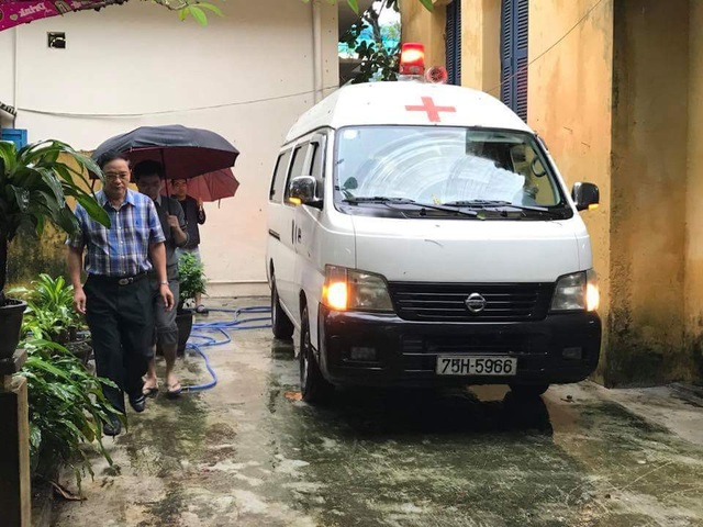 Nữ sinh viên năm cuối tử vong tại ký túc xá - 1
Xe cứu thương đưa em Siêu về quê để gia đình đưa em về nơi an nghỉ cuối cùng (ảnh: Z.Trương)