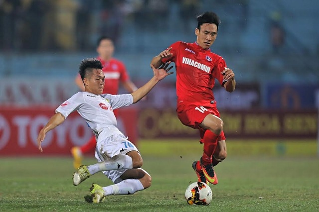Đánh bại Than Quảng Ninh, Hà Nội FC khởi đầu thuận lợi - 3
Các cầu thủ FC Hà Nội (áo trắng) thi đấu với Than Quảng Ninh (áo đỏ), ảnh Minh Phương
