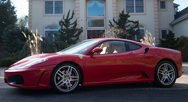 Siêu xe Ferrari cũ của ông Trump không đắt khách - Vì sao? - 1
Trước phiên đấu giá, chiếc xe được kỳ vọng đạt mức giá từ 250.000 USD đến 350.000 USD