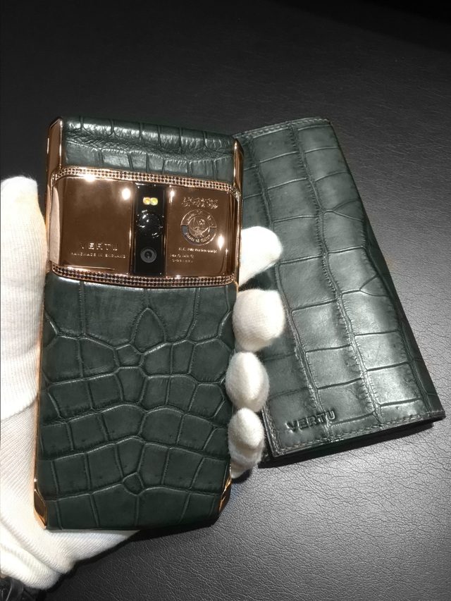 Ngắm mẫu Vertu Signature Touch được chế tác giá 500 triệu đồng - 5 Ngắm mẫu Vertu Signature Touch được chế tác giá 500 triệu đồng - 5