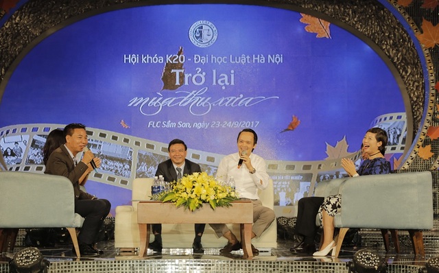 Hơn 1.000 cựu sinh viên Khóa 20 Đại học luật Hà Nội hội ngộ tại FLC Sầm Sơn - 4
Ông Trịnh Văn Quyết (áo trắng) phát biểu trong talkshow